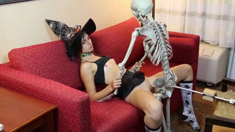 dem - 0514 Halloween Treat Witch and Skeleton.avi 02