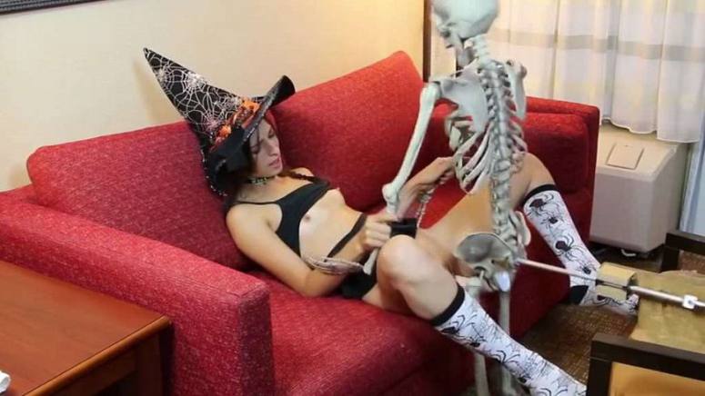 dem - 0514 Halloween Treat Witch and Skeleton.avi 03